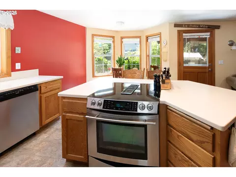 Kitchen - 586 S 68th Pl, Springfield, OR 97478 photo 4 of 5