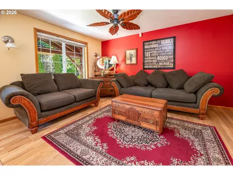 Living - 586 S 68th Pl, Springfield, OR 97478 photo 5 of 6