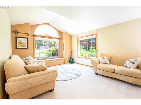Living - 586 S 68th Pl, Springfield, OR 97478 photo 1 of 6