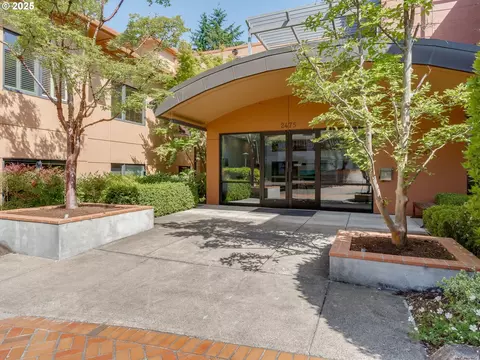 790 NW Westover Sq #8, Portland, OR 97210
