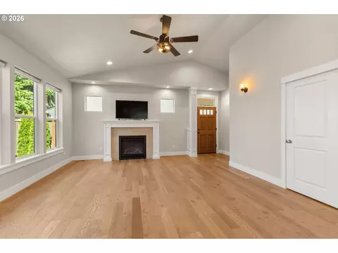 445 Hunsaker Ln, Eugene, OR 97404 photo 8