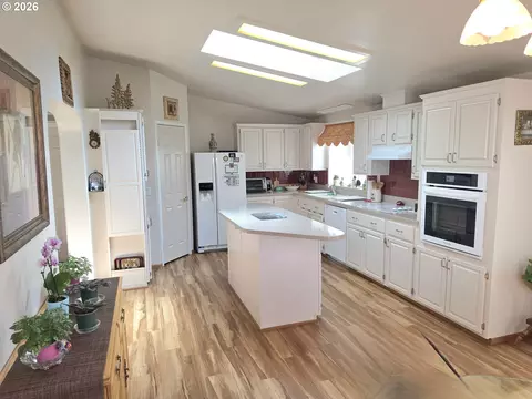 Kitchen - 1041 Midland Brg, Eugene, OR 97404 photo 5 of 6