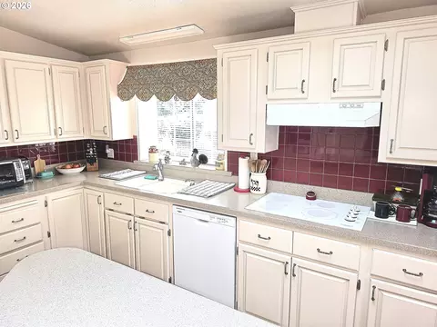 Kitchen - 1041 Midland Brg, Eugene, OR 97404 photo 3 of 6