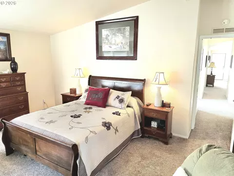 Bedroom - 1041 Midland Brg, Eugene, OR 97404 photo 2 of 7