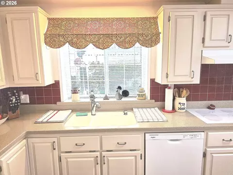 Kitchen - 1041 Midland Brg, Eugene, OR 97404 photo 4 of 6