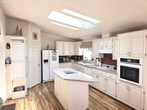 Kitchen - 1041 Midland Brg, Eugene, OR 97404 photo 2 of 6
