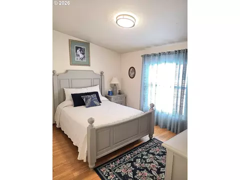 Bedroom - 1041 Midland Brg, Eugene, OR 97404 photo 5 of 7