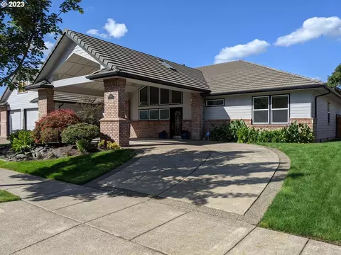 Exterior - 906 Mckenzie Crest Dr, Springfield, OR 97477 photo 2 of 13