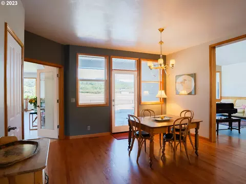Dining - 906 Mckenzie Crest Dr, Springfield, OR 97477 photo 1 of 1