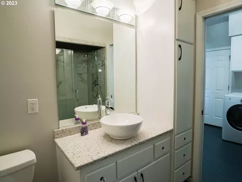 Bath - 906 Mckenzie Crest Dr, Springfield, OR 97477 photo 4 of 4