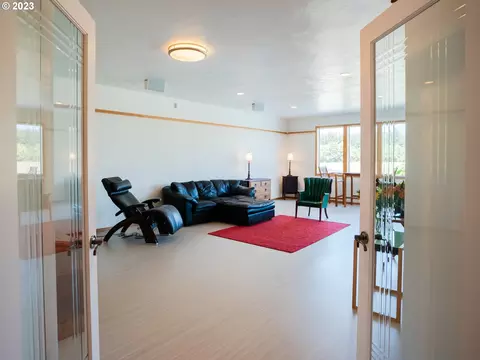 Living - 906 Mckenzie Crest Dr, Springfield, OR 97477 photo 6 of 9