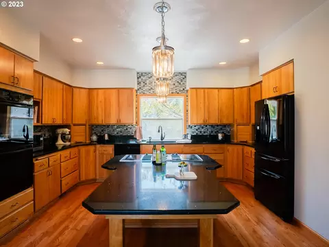 Kitchen - 906 Mckenzie Crest Dr, Springfield, OR 97477 photo 2 of 2