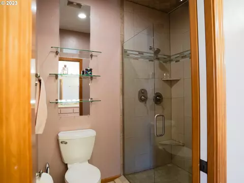 Bath - 906 Mckenzie Crest Dr, Springfield, OR 97477 photo 3 of 4
