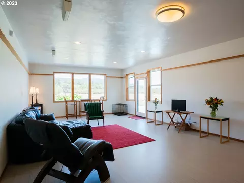 Living - 906 Mckenzie Crest Dr, Springfield, OR 97477 photo 8 of 9