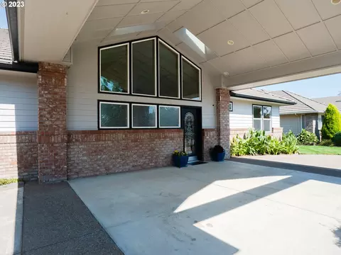 Exterior - 906 Mckenzie Crest Dr, Springfield, OR 97477 photo 3 of 13
