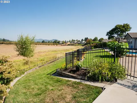 Exterior - 906 Mckenzie Crest Dr, Springfield, OR 97477 photo 11 of 13