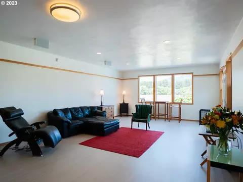 Living - 906 Mckenzie Crest Dr, Springfield, OR 97477 photo 7 of 9