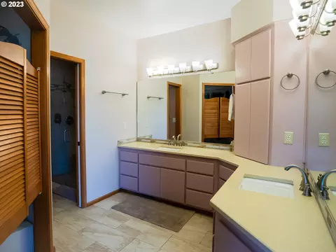 Bath - 906 Mckenzie Crest Dr, Springfield, OR 97477 photo 2 of 4