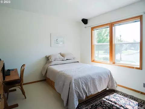 Bedroom - 906 Mckenzie Crest Dr, Springfield, OR 97477 photo 1 of 2