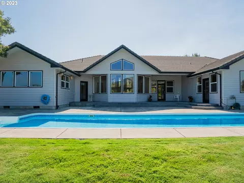 Exterior - 906 Mckenzie Crest Dr, Springfield, OR 97477 photo 9 of 13