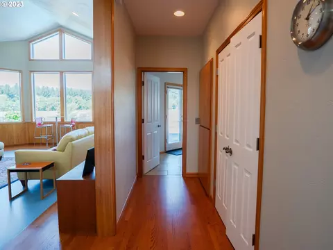 Entry Way - 906 Mckenzie Crest Dr, Springfield, OR 97477 photo 2 of 3