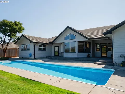 Exterior - 906 Mckenzie Crest Dr, Springfield, OR 97477 photo 10 of 13