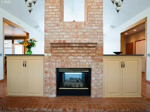 Living - 906 Mckenzie Crest Dr, Springfield, OR 97477 photo 1 of 9