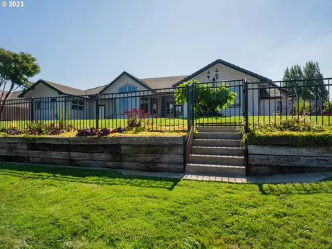 Exterior - 906 Mckenzie Crest Dr, Springfield, OR 97477 photo 12 of 13