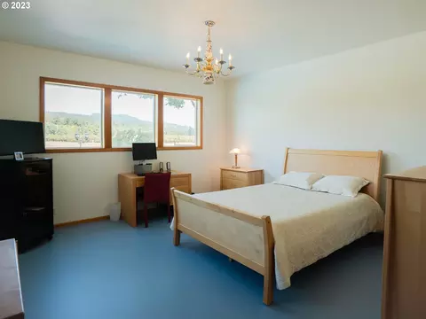 Bedroom - 906 Mckenzie Crest Dr, Springfield, OR 97477 photo 2 of 2