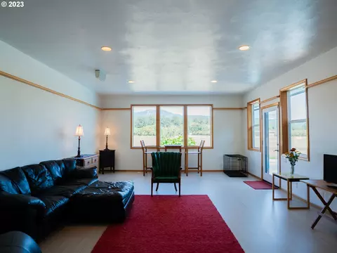 Living - 906 Mckenzie Crest Dr, Springfield, OR 97477 photo 9 of 9