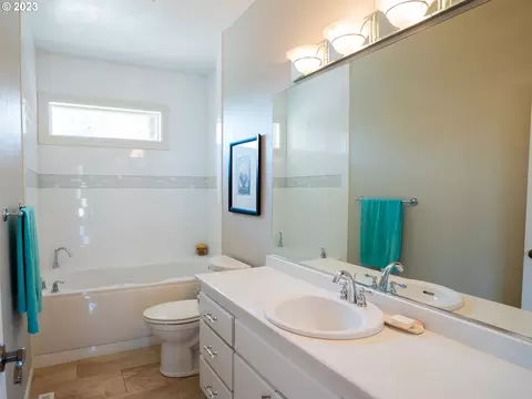 Bath - 906 Mckenzie Crest Dr, Springfield, OR 97477 photo 1 of 4