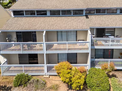 16 NW Mountain View Dr, Roseburg, OR 97471