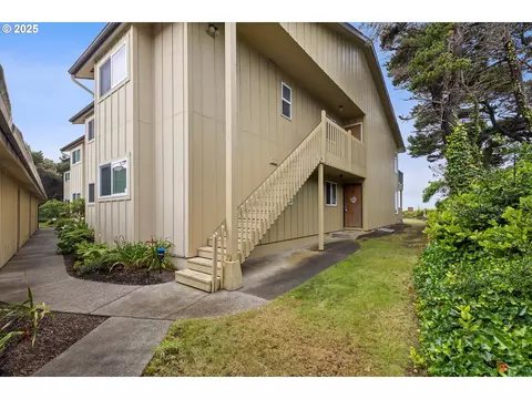 2335 NW Inlet Ave #5, Lincoln City, OR 97367