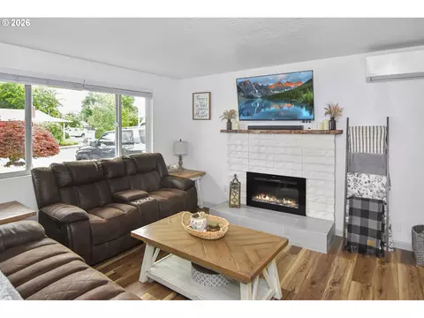 Living - 876 Welcome Way, Eugene, OR 97402 photo 2 of 5