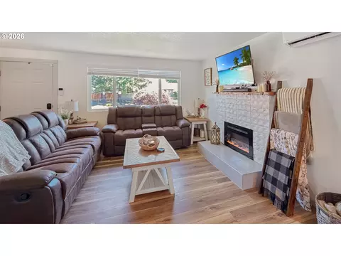 Living - 876 Welcome Way, Eugene, OR 97402 photo 5 of 5