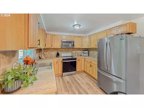 Kitchen - 876 Welcome Way, Eugene, OR 97402 photo 4 of 5