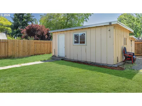 Exterior - 876 Welcome Way, Eugene, OR 97402 photo 9 of 10