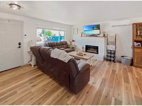 Living - 876 Welcome Way, Eugene, OR 97402 photo 4 of 5