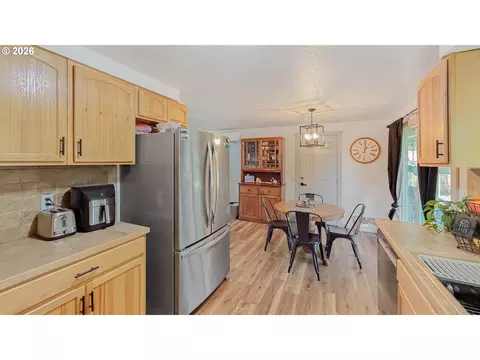 Kitchen - 876 Welcome Way, Eugene, OR 97402 photo 5 of 5