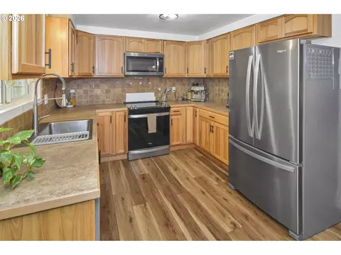 Kitchen - 876 Welcome Way, Eugene, OR 97402 photo 3 of 5
