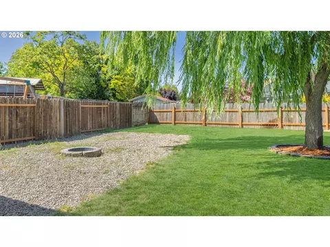 Exterior - 876 Welcome Way, Eugene, OR 97402 photo 5 of 10