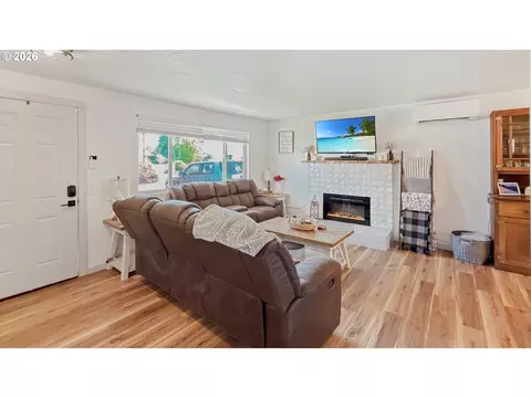 Living - 876 Welcome Way, Eugene, OR 97402 photo 3 of 5