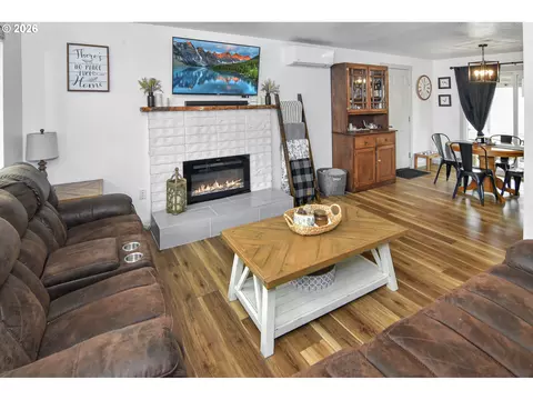 Living - 876 Welcome Way, Eugene, OR 97402 photo 1 of 5