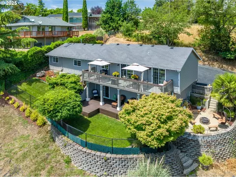 441 NW Galaxy Dr, Winston, OR 97496