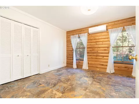 Bedroom - 22833 E Winnie Rd, Rhododendron, OR 97049 photo 1 of 3