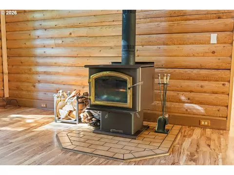 Living - 22833 E Winnie Rd, Rhododendron, OR 97049 photo 3 of 4