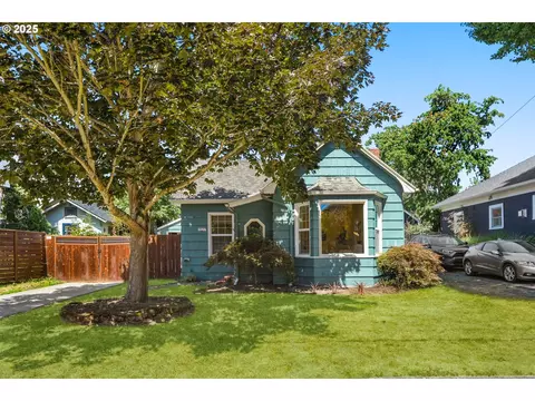 1127 SE Sherrett St, Portland, OR 97202