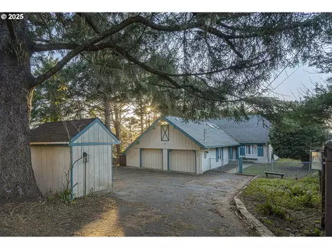 6101 NE Oar Dr, Lincoln City, OR 97367