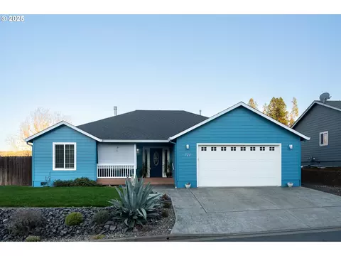 721 N Summerwood St, Roseburg, OR 97471