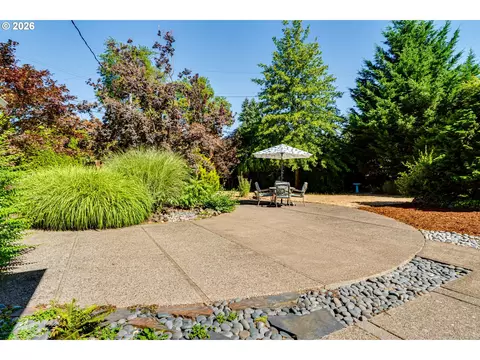 Exterior - 280 Regal Ct, Eugene, OR 97401 photo 5 of 7